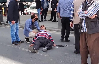 Sultangazi'de yolun karşısına geçmeye çalışan vatandaşa motosiklet çarptı.