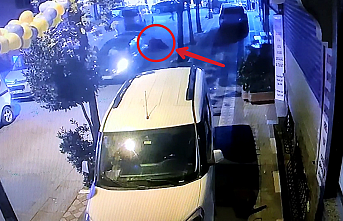 Sultangazi'de aracın bagaj kısmı açılınca tekstil ürünleri yola böyle döküldü.