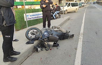 Yolcu almak için yanaşan ticari taksiye motosiklet sürücüsü çarptı: 1 yaralı