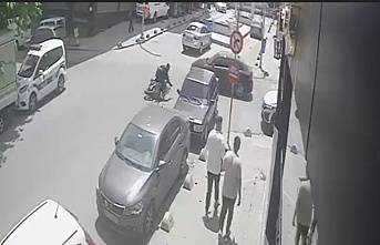 Sultangazi'de feci kaza kamerada: Motosikletlinin kaskı kafasından fırladı