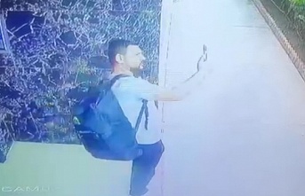 Sultangazi'de ayakkabı hırsızın pişkinliği kamerada