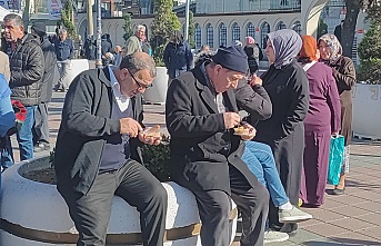 Saadetli Partili kadınlar depremin yıldönümü nedeniyle helva dağıttı