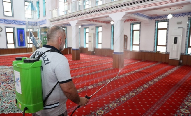 Sultangazi’deki Camiler Bayram Öncesi Gülsuyu ile Yıkandı  