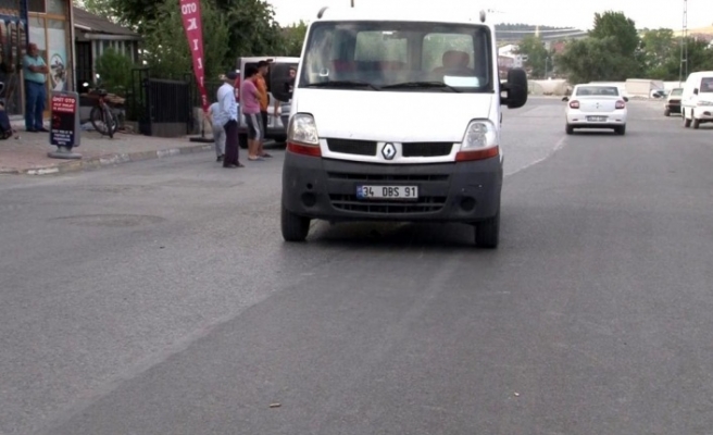 Arnavutköy’de bisiklet süren çocuğa minibüs çarptı.