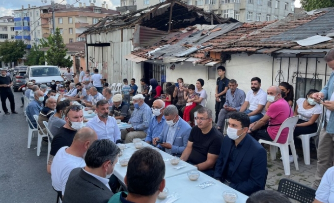 Muhtar Ümit Doğan,5 bin kişiye aşure ikramında bulundu.