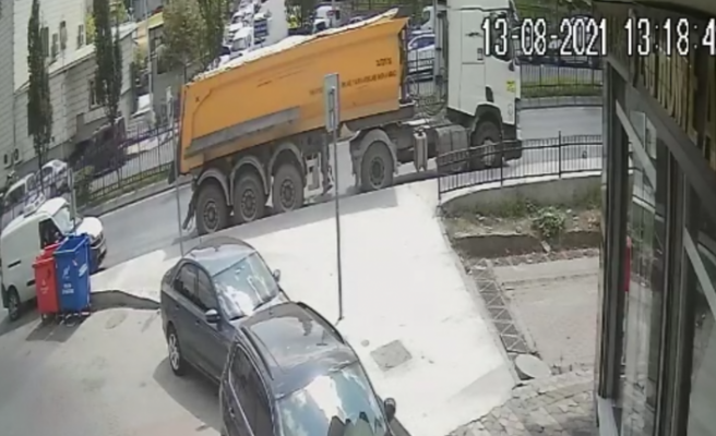 Sultangazi'de cuma namazına giderken aracın altına sıkışan çocuk hayatını kaybetti.