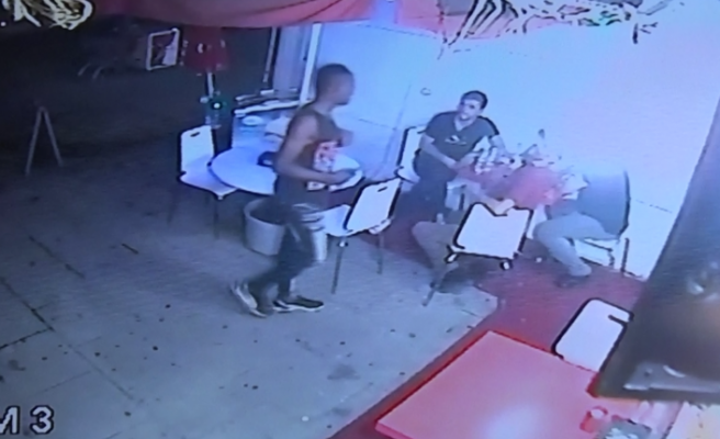 Sultangazi'de yakaladıkları hırsızın karnını doyurup cebine harçlık koydular.