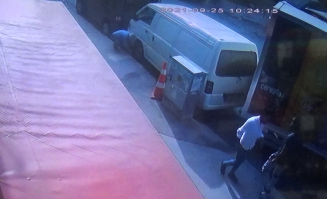 Sultangazi'de freni boşalan kamyonet park halindeki araca çarptı