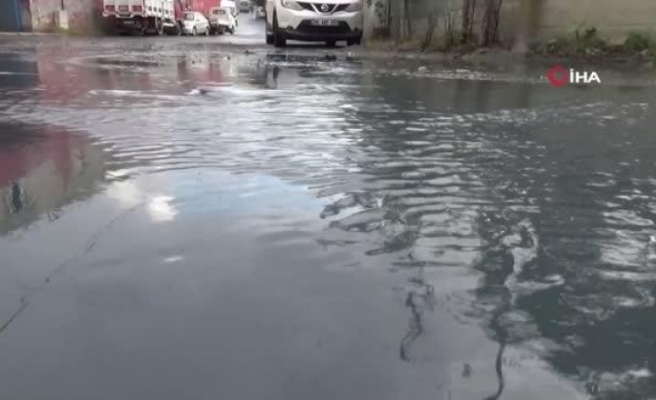 Sultangazi'de tekstil fabrikasının atık suyu caddeyi göle döndürdü