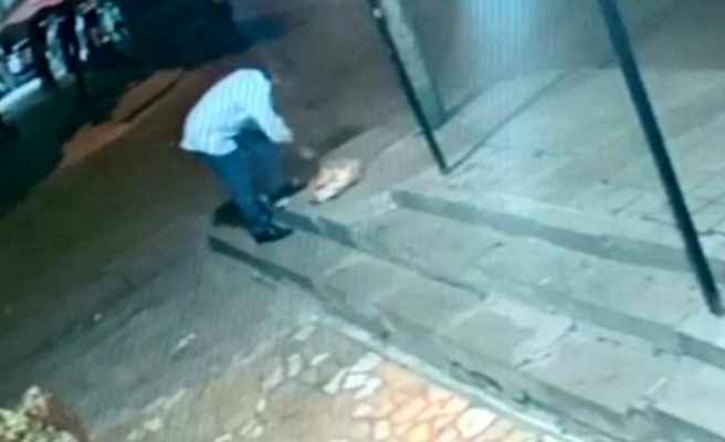 Sultangazi'de yere düşen emekli maaşını ekmek poşetine koyarak çaldı.