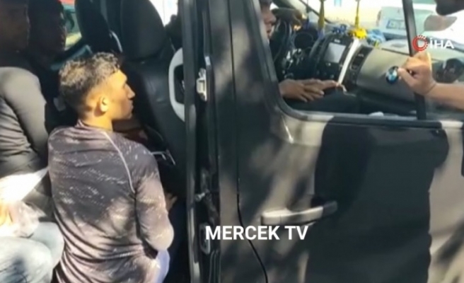 Sultangazi'de zabıtanın durdurduğu minibüste 19 kaçak göçmen yakalandı