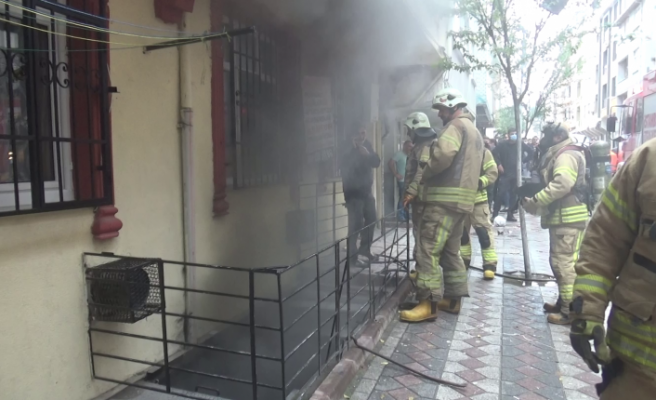 Sultangazi'de atölyede yangın çıktı içeride bulunan güvercinler telef oldu