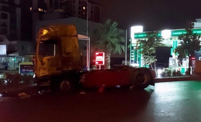 Sultangazi'de Park Halindeki Tırın Kupasında Yangin Çıktı
