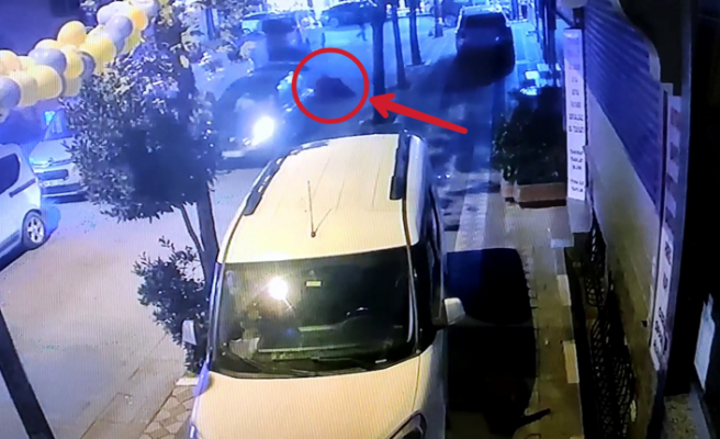 Sultangazi'de aracın bagaj kısmı açılınca tekstil ürünleri yola böyle döküldü.
