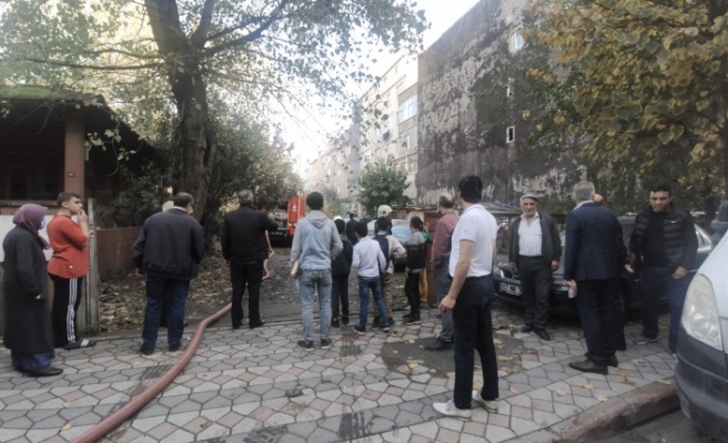 Sultangazi'de ayakkabı imalathanesinde yangın çıktı.