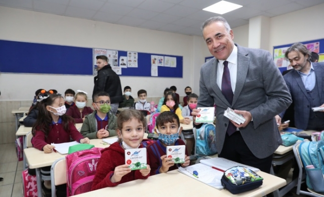 Sultangazili çocuklar, kendi yetiştirdikleri bitkilerle doğal beslenmeyi öğreniyor