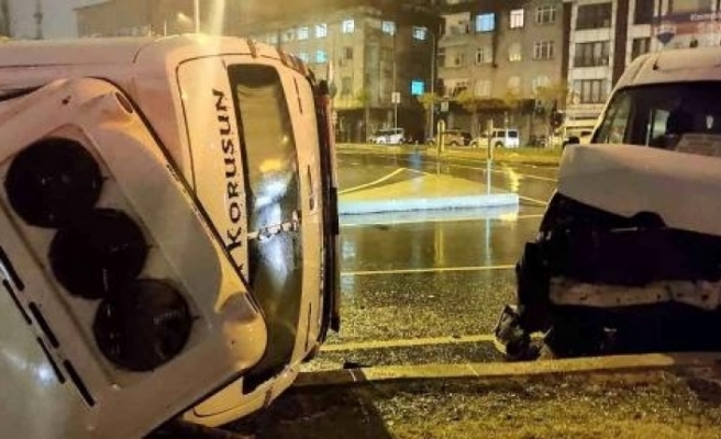 Gaziosmanpaşa’da iki servis minibüsü çarpıştı: 1 yaralı