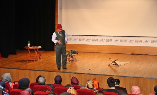 Sevilen Sanatçı Ahmet Yenilmez, İstiklâl Şairimizi Sultangazililer İçin Canlandırdı: Gitme Ey Yolcu 