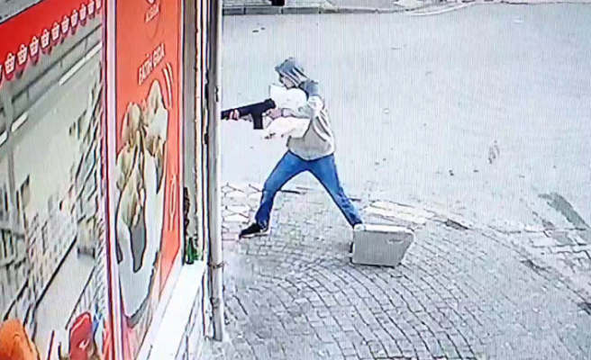 Sultangazi'de bir kişi arkadaşını pompalı tüfekle vurdu.