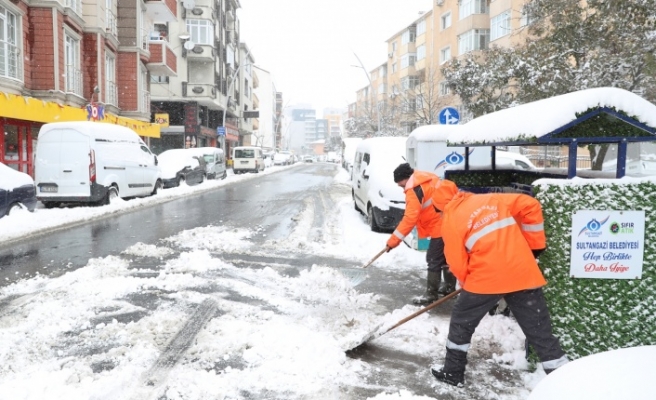 Sultangazi Belediyesi Ekipleri Karla Mücadeleyi Dört Bir Yandan Sürdürüyor