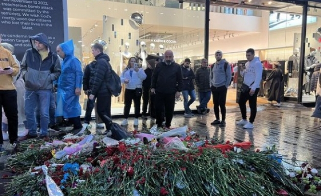 Gazeteci Bülent Çavuş , terör saldırısının yaşandığı yere karanfil bıraktı