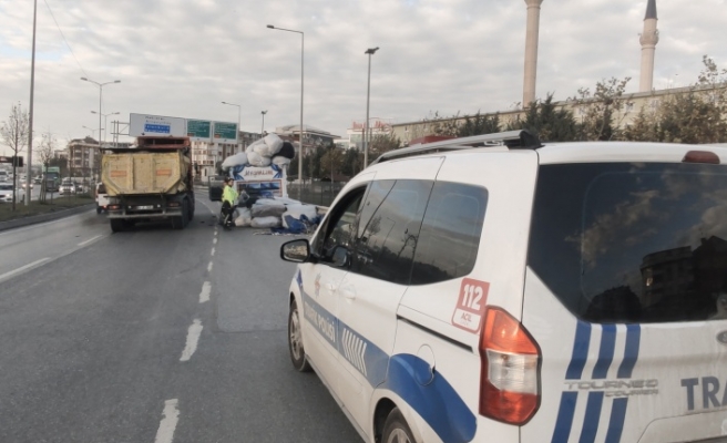 Makas kıran kamyonetini devrilmesin diye bariyere bağlayarak kamyona yasladı
