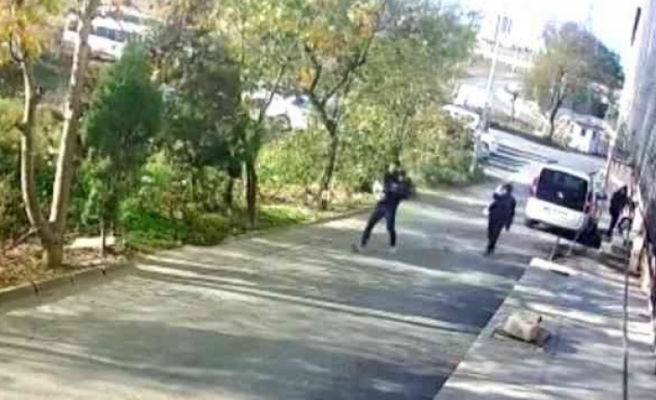 Sultangazi'de araçtaki erzak kolilerini böyle çaldılar.