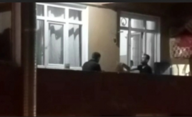 Sultangazi'de balkonda mangal yakıp keyif yaptı