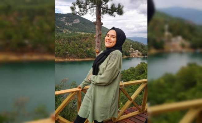 Sultangazi'de polis aracı yolun karşısına geçmeye çalışan genç kıza çarptı