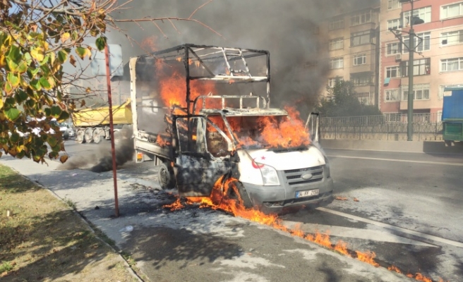 Sultangazi'de seyir halindeki kamyonet küle döndü