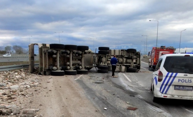 Sultangazi Kuzey Marmara Otoyolu'nda hafriyat kamyonu yan yattı: 1 yaralı