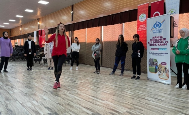 Sultangazili Kız Öğrenciler Gençlik Kampı’nda Eğlendi