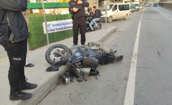 Yolcu almak için yanaşan ticari taksiye motosiklet sürücüsü çarptı: 1 yaralı