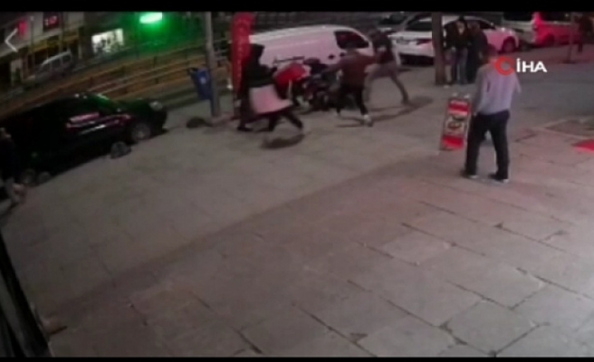Sultangazi'de yakaladıkları kişiyi sopa ve tekmeleyerek dövdüler