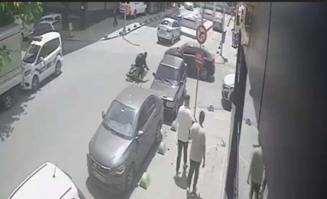 Sultangazi'de feci kaza kamerada: Motosikletlinin kaskı kafasından fırladı