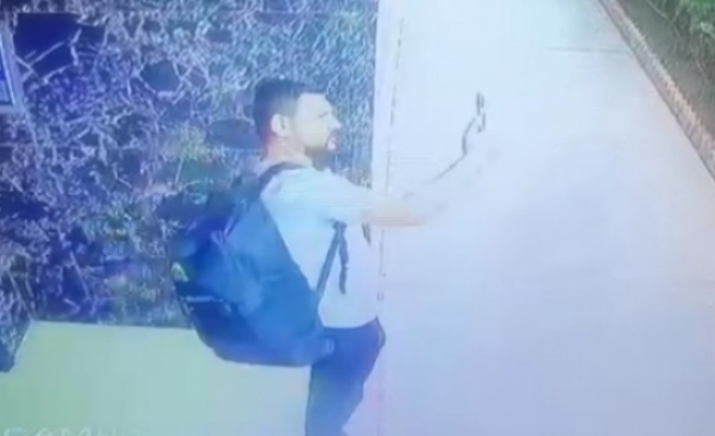 Sultangazi'de ayakkabı hırsızın pişkinliği kamerada