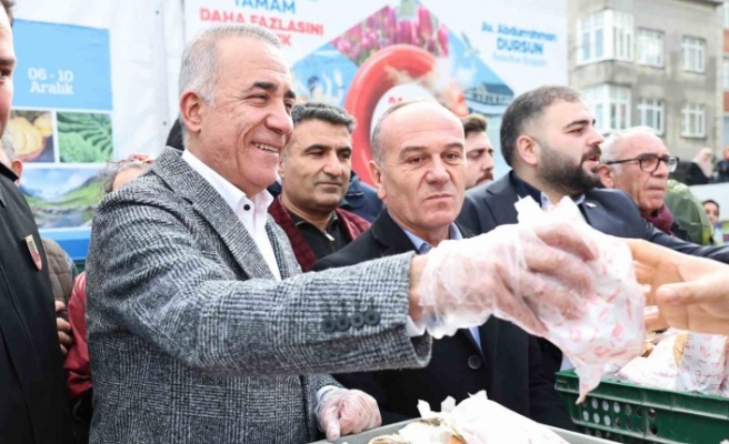Sultangazi'de 3 ton hamsi dağıtıldı