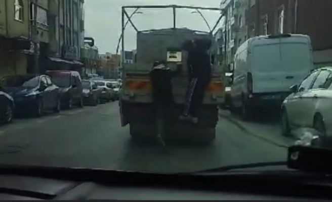 Sultangazi'de çocukların tehlikeli oyunu kamerada