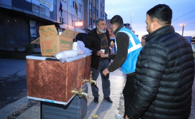 Sultangazi Belediyesi’nden İftara Yetişemeyenlere İkram Çeşmesi’nden Sıcacık Çorba