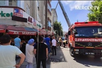 Sultangazi'de bacası tutuşan işyeri itfaiye ekipleri tarafından söndürüldü.