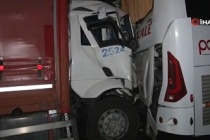 Sultangazi'de kamyon yolcu otobüsüne çarptı:1 yaralı