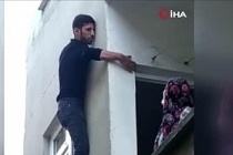 Sultangazi'de pencerede mahsur kalan hırsız ev sahibine yalvardı