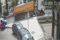 Sultangazi'de cuma namazına giderken aracın altına sıkışan çocuk hayatını kaybetti.