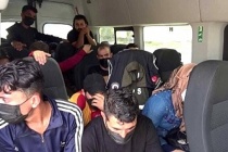 Sultangazi 'de durdurulan minibüste 17 kaçak göçmen yakalandı