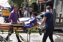 Sultangazi'de kaza yapan kurye suçu kendisine yardıma koşan sürücüye attı.