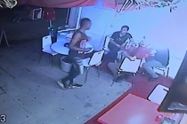 Sultangazi'de yakaladıkları hırsızın karnını doyurup cebine harçlık koydular.