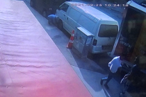 Sultangazi'de freni boşalan kamyonet park halindeki araca çarptı