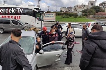 Sultangazi'de direksiyon hakimiyetini kaybeden sürücü, servis aracına çarptı: 2 yaralı