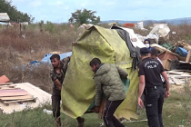 Sultangazi'de kaçak barakaların yıkımında renkli görüntüler oluştu