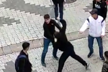 Sultangazi'de okul saatinde sokak kavgası yapan öğrenciler kamerada